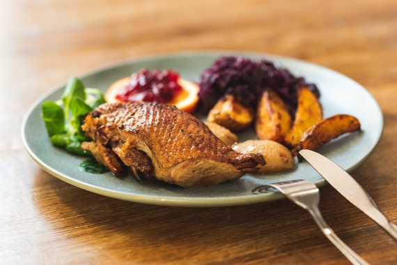 Pato asado al estilo polaco tradicional con manzanas, patatas al horno, remolacha frita